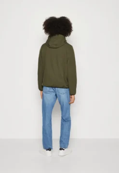 Pier One Regenjas - Olive -Pier One Aanbiedingen Winkel 201a940e9ad84ffa9c0c24c0039d760e scaled