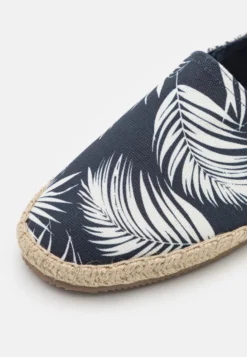 Pier One Unisex - Espadrilles - Dark Blue 11 Pier One Unisex - Espadrilles - Dark Blue -Pier One Aanbiedingen Winkel 2434d4031c89494b93e7b492169b9010 scaled