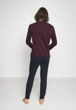 Pier One Pyjama -Dark Blue/Bordeaux -Pier One Aanbiedingen Winkel 34a871e63fd34211ac4e777f2698adc7 scaled