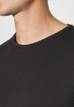 Pier One 3 Pack Muscle Fit- T-Shirt Basic - Black -Pier One Aanbiedingen Winkel 4bb67ef78ddb494cb68f3fbd13ed6a54