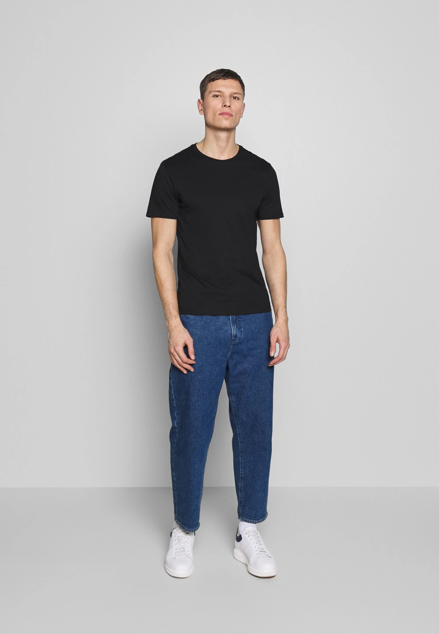 Pier One 5 Pack - T-Shirt Basic - Black/White/Blue 1 Pier One 5 Pack - T-Shirt Basic - Black/White/Blue