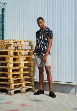 Pier One Contemporary Art Regular Resort- Overhemd - Black