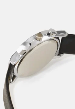 Pier One Set - Horloge - Black -Pier One Aanbiedingen Winkel 8b85f94e4c5a43a89680fa66df3bc7c7 scaled