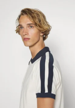 Pier One Poloshirt - Off-White -Pier One Aanbiedingen Winkel 9553bf79c4ac44c681d96f93ce6f052b scaled