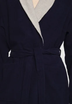 Pier One Shawl Towel Bathrobe - Badjas -Dark Blue 11 Pier One Shawl Towel Bathrobe - Badjas -Dark Blue -Pier One Aanbiedingen Winkel b2d1f380240f4cd8892f17a5c0efe1d5 scaled