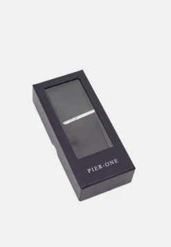 Pier One Set - Stropdas - Black 7 Pier One Set - Stropdas - Black -Pier One Aanbiedingen Winkel b6f134e0211046c2b37e1bc8ea8571a9 scaled