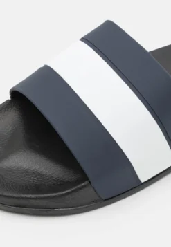 Pier One Muiltjes - Dark Blue/White -Pier One Aanbiedingen Winkel fca2b97369364691b5a9f753ac3a49a5 scaled